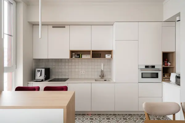 Московская квартира с двумя санузлами и белой кухней