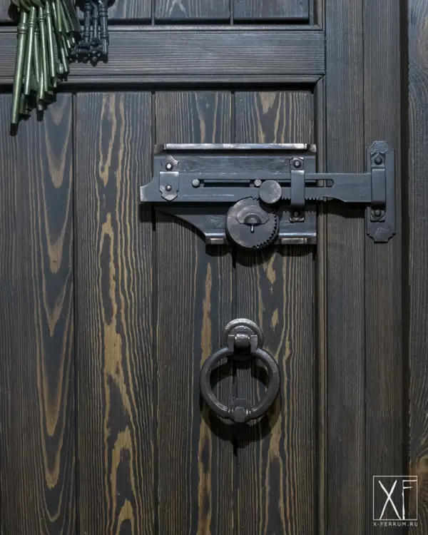 Декоративные кованные элементы и механический замок для двери в погреб