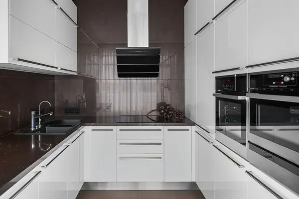 Современная квартира в Санкт-Петербурге с видом на озеро.