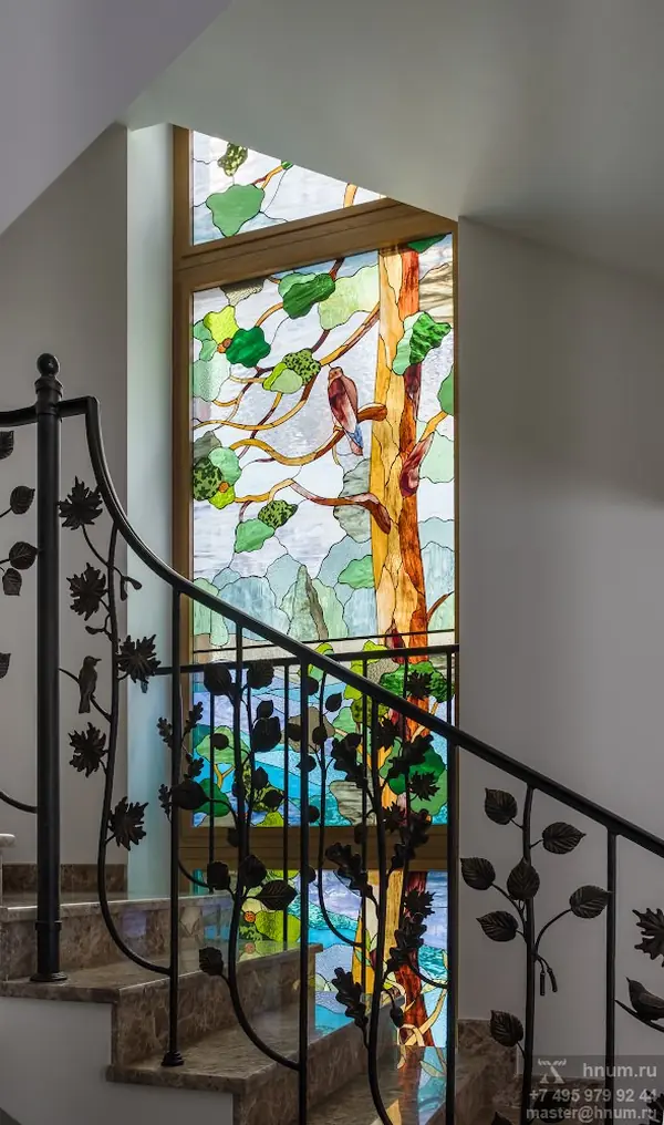 Фотосъёмка кованой лестницы и витражей в загородном доме