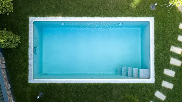 Комозитный бассейн с парящей архитектурой