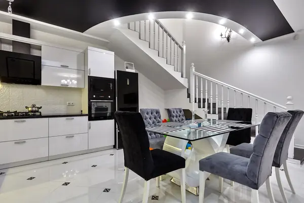 Дуплекс в трех уровнях и чёрно-белых тонах.