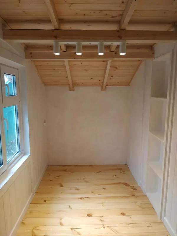 Пристройка прихожей к старому дому в деревне