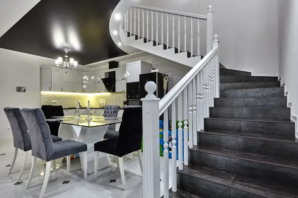 Дуплекс в трех уровнях и чёрно-белых тонах.