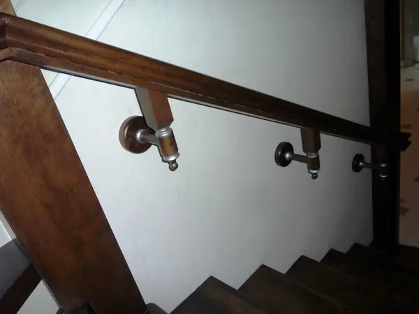 Лестница в коттедже из клееного бруса.