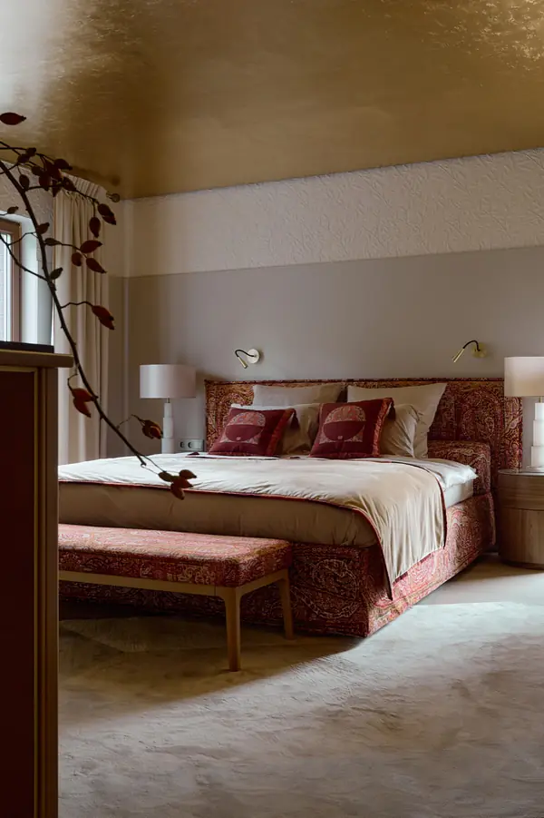 Мастер-спальня в розовом золоте