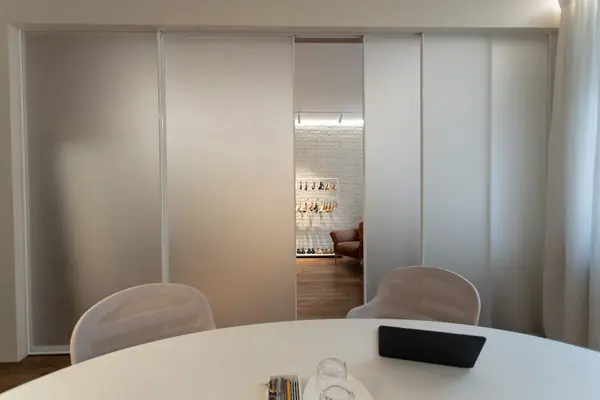 Межкомнатная раздвижная перегородка R1200 raumplus в комнату