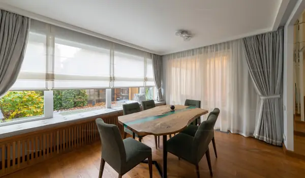 Гостиная с мягким подоконником и римскими шторами