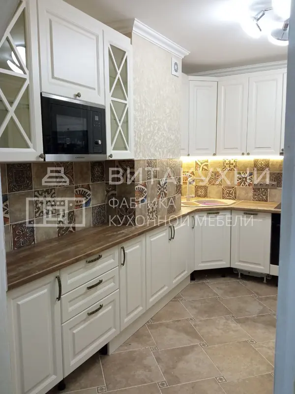 Белый угловой кухонный гарнитур