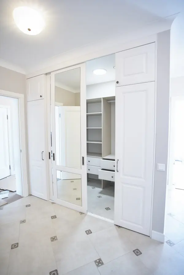 Раздвижные двери-купе raumplus для гардеробной