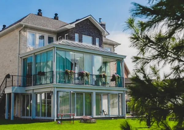 Стеклянная веранда с теплым поворотно-сдвижным и холодным безрамным остеклением