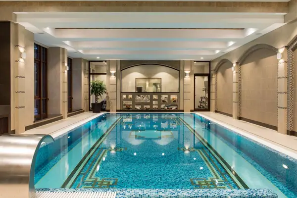 Частный бассейн в загородном доме