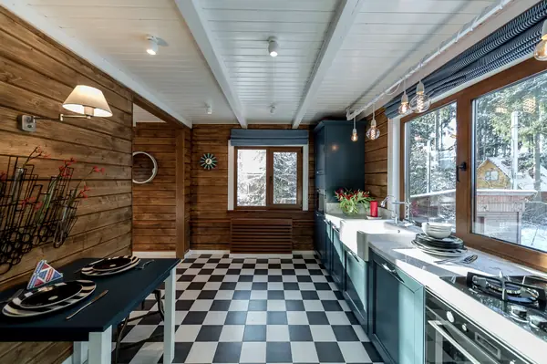 Дачный ответ: "Синяя кухня у белого камина"