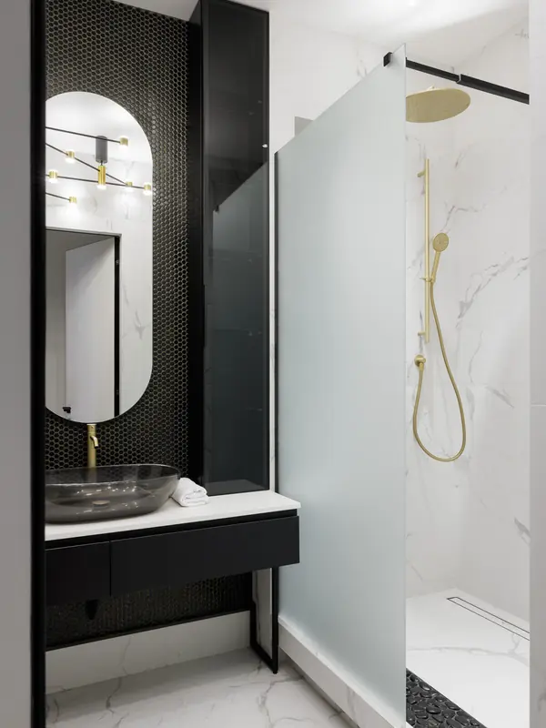 Дизайн современной квартиры с бордовыми акцентами в ЖК "Притяжение" - 146 м2