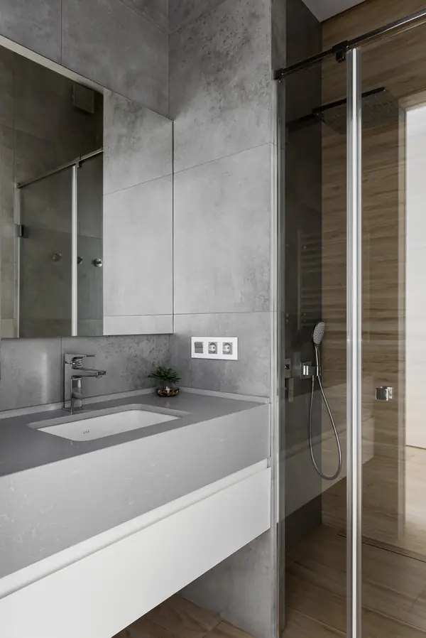 на стороне монохрома