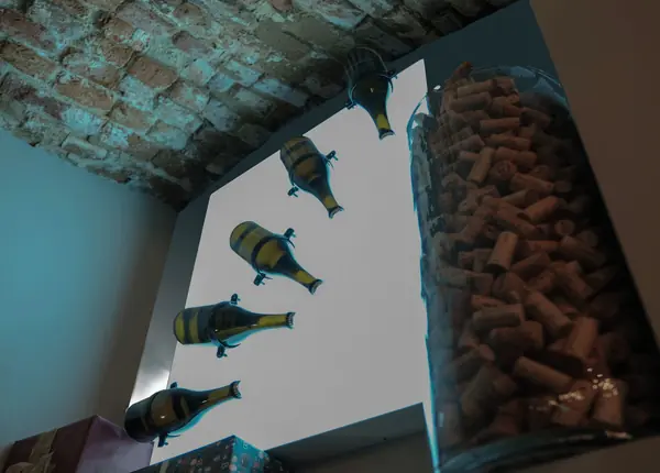 Винный погреб с барной стойкой из дров и камином