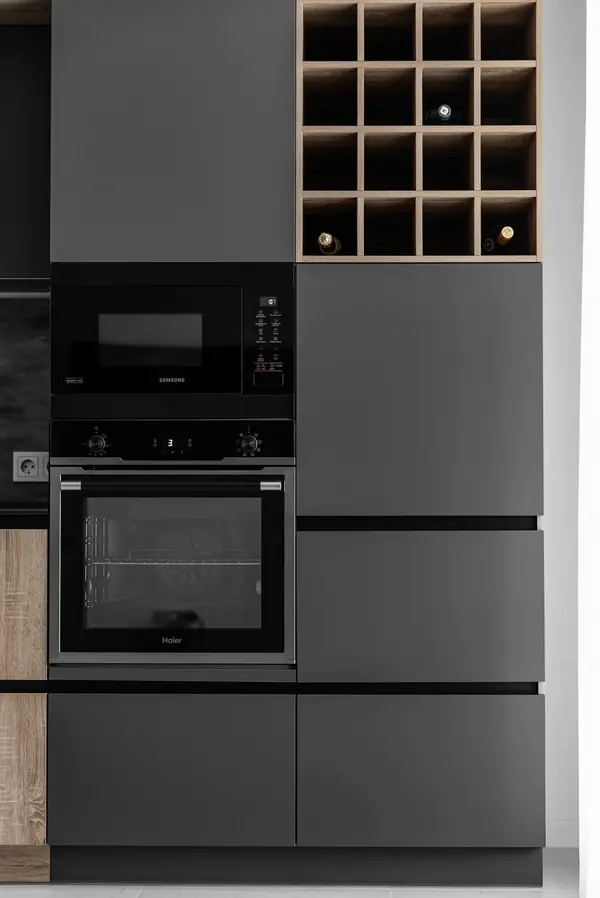 Большая угловая кухня в цвете графит с тонкой столешницей из компакт-плиты