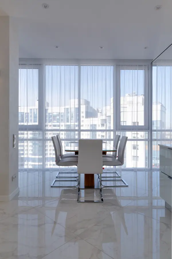 Интерьер с панорамными окнами