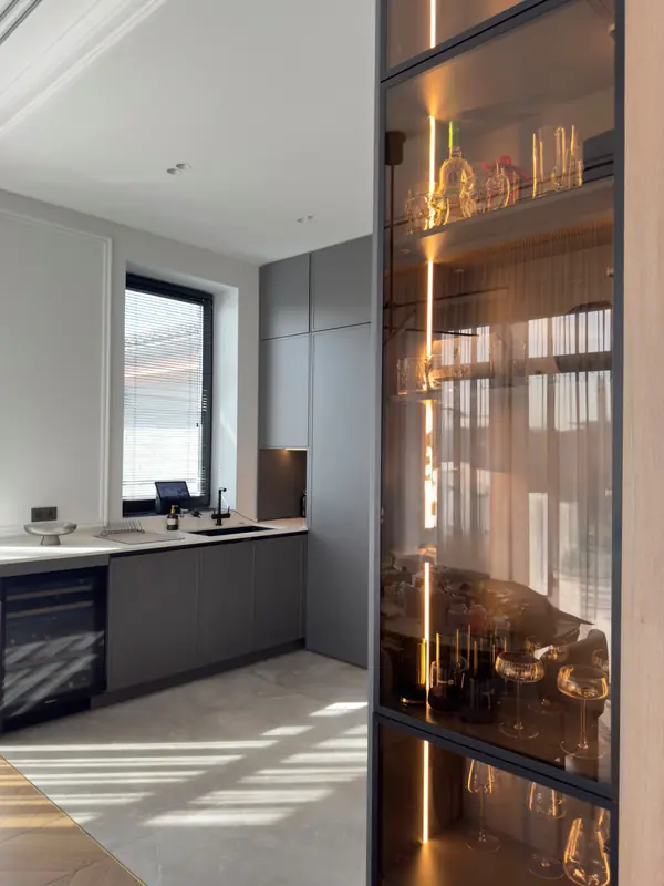 Кухня с кладовой в загородном доме