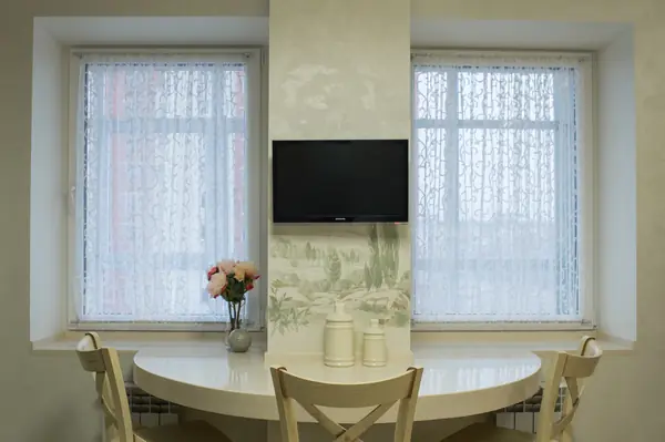 Городская кухня с лесным пейзажем