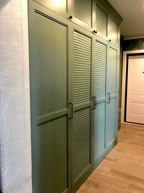 Шкаф в прихожую с жалюзийными дверцами