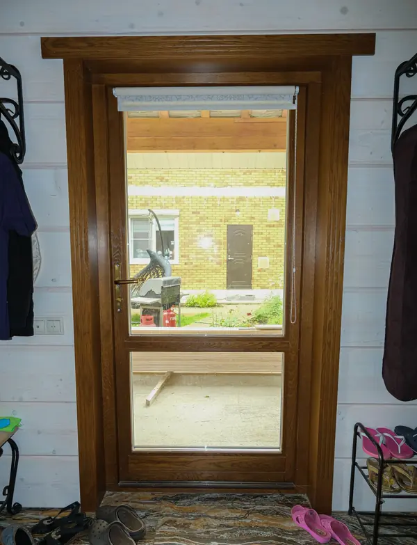 Деревянные современные окна для загородных домов