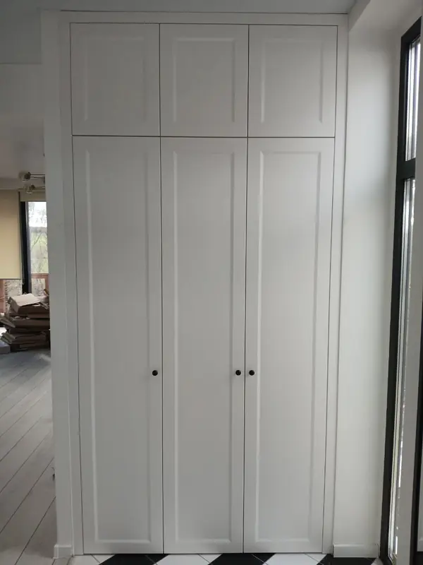 Встроенные распашные шкафы