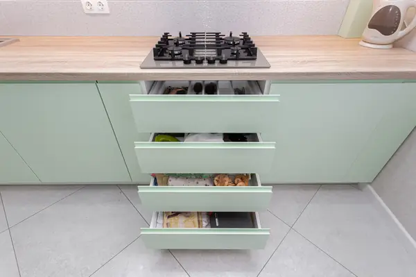 Мятная кухня со стеклянной витриной и подсветкой