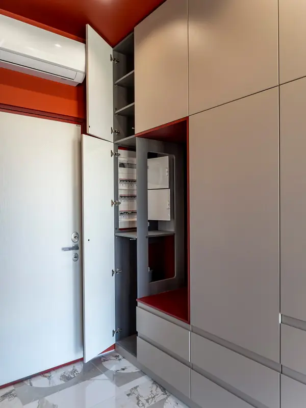 Большая стильная кухня в неоклассическом стиле в светлых тонах