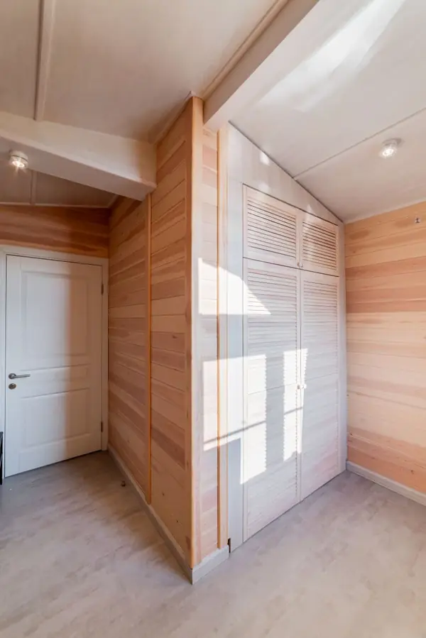 Шкаф с жалюзийными фасадами из массива