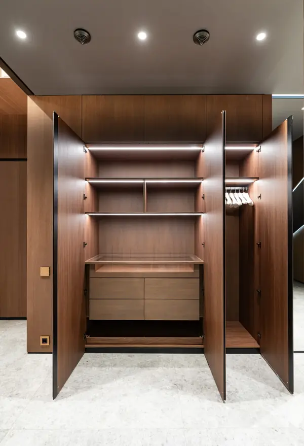 Распашной шкаф из массива дуба