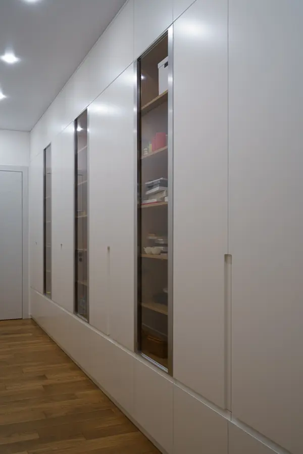 Длинный шкаф для длинного коридора