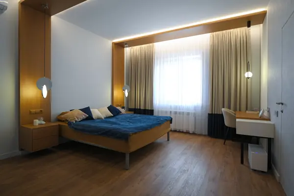 Коттедж в Чукреевке с природными фресками и рейками с подсветкой