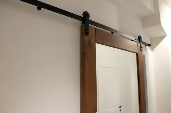 Амбарная дверь с зеркалом