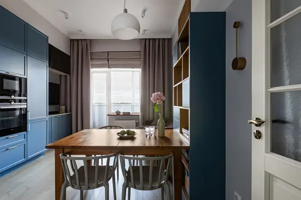 Кухня в Петергофе с высокими потолками