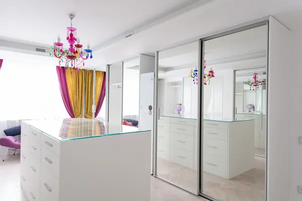 Гардеробная raumplus с комодом-островом