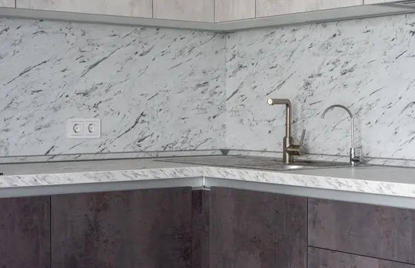 Кухня с мраморными акцентами