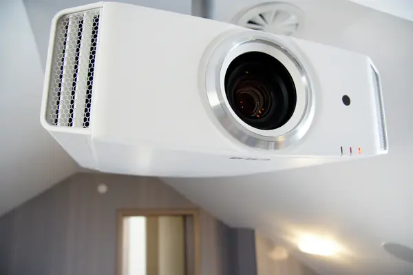 Проектор в домашнем кинозале