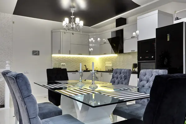 Дуплекс в трех уровнях и чёрно-белых тонах.