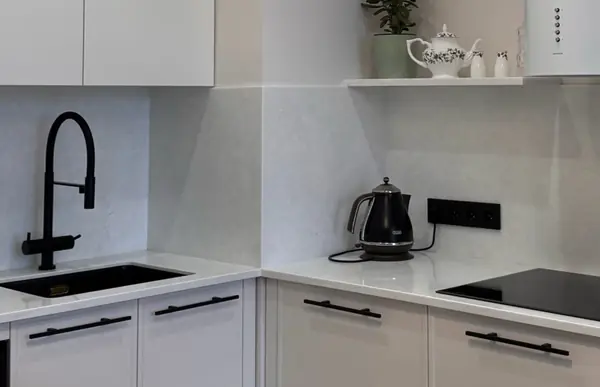 Кухня во французском стиле в светлых тонах