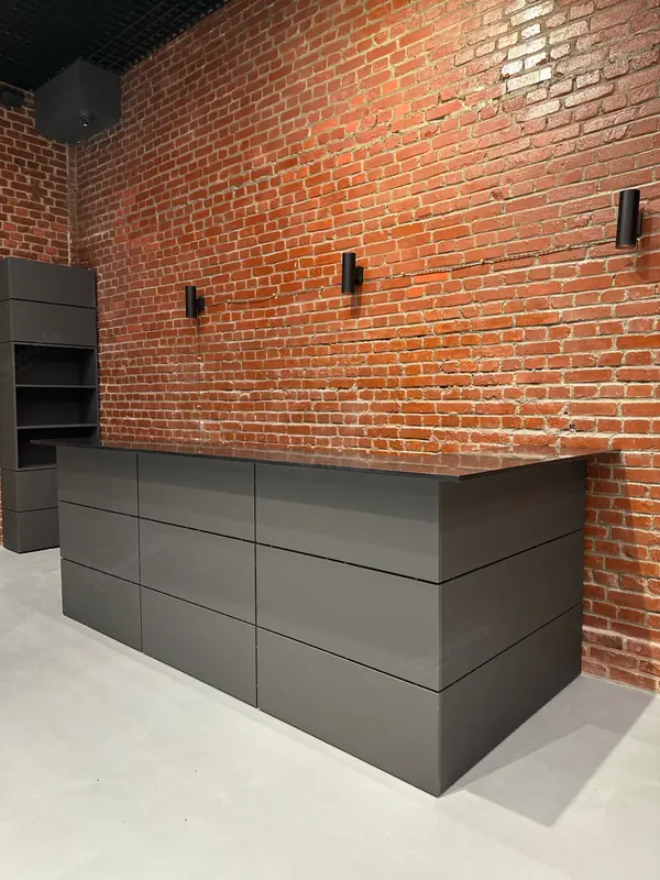 Меблировка автосалона на Васильевском острове