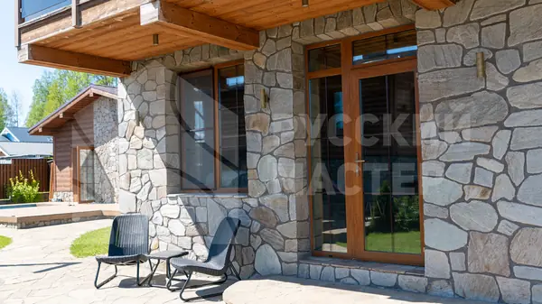 Дом в стиле шале на берегу Правдинского озера