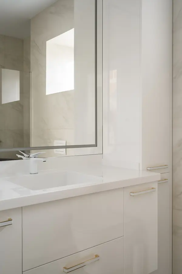 Белый шкаф в ваннную золотые ручки