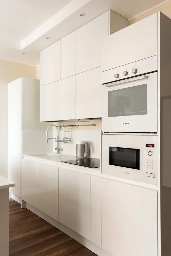 Белая кухня, черные кубы. Модель Vector. Дизайнер Игорь Степанов