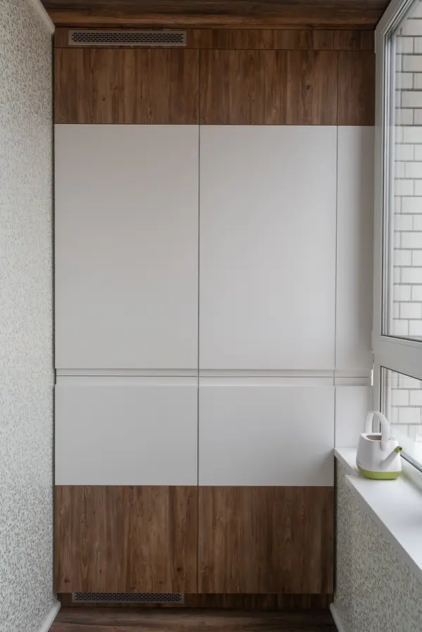 Белая кухня на которой есть газ