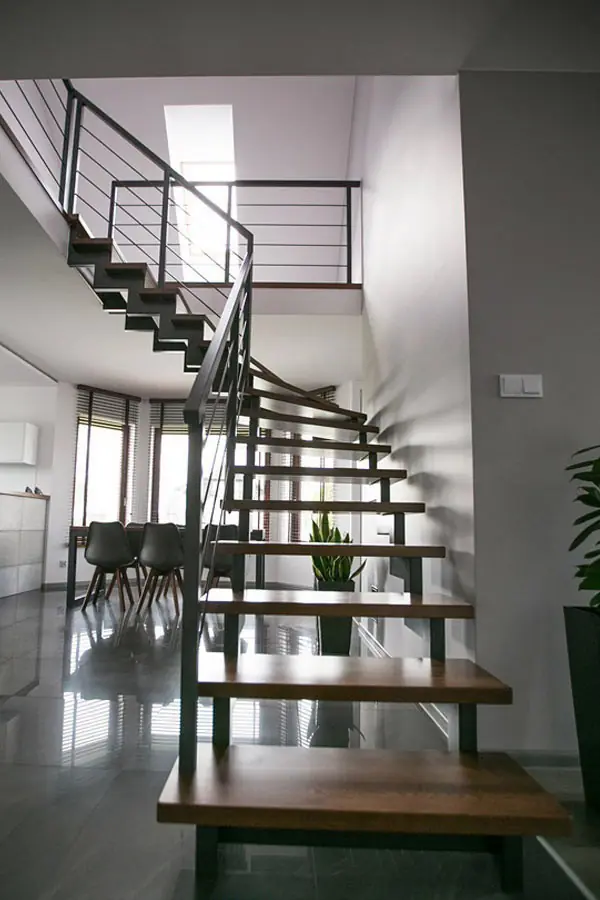 Лестница на металлокаркасе