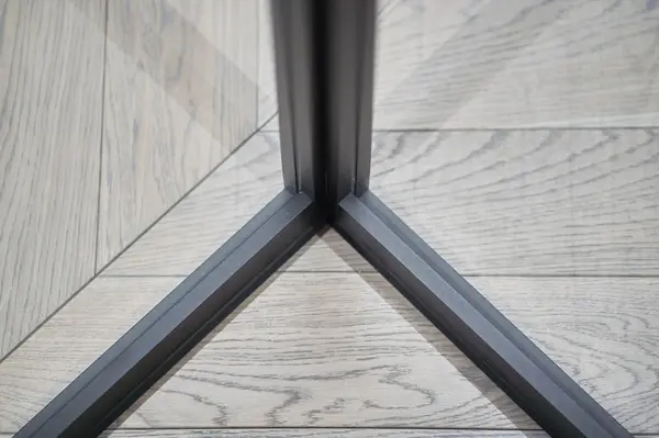 Угловая стеклянная перегородка raumplus в офис