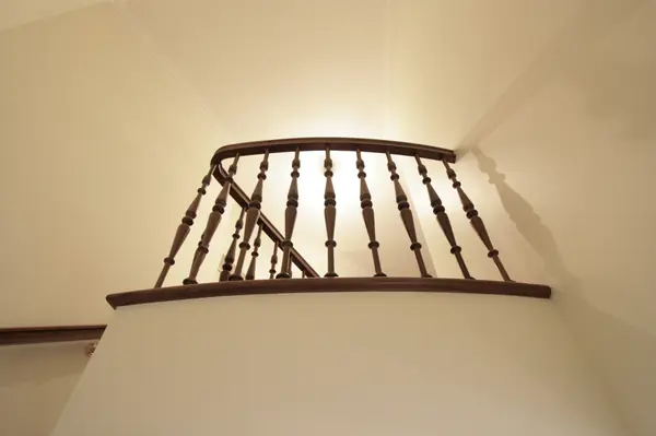 Деревянное ограждение в классическом стиле