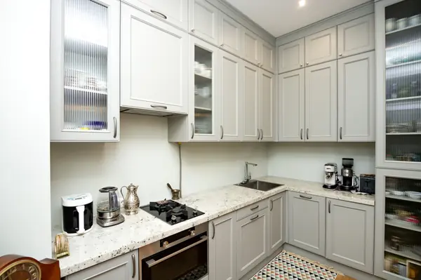 Светло-серая кухня в классическом стиле