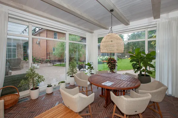 Остекление летней кухни двумя большими HS-порталами и дверью из сосны